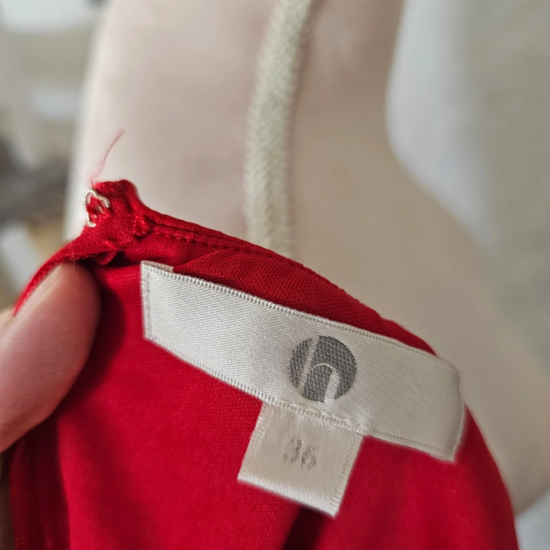 Röd klänning med volanger - 91