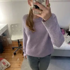 Lila stickad tröja från vero Moda💞 Säljer då den inte kommer till användning. Använd ett par gånger men är fortfarande i bra skick 💞