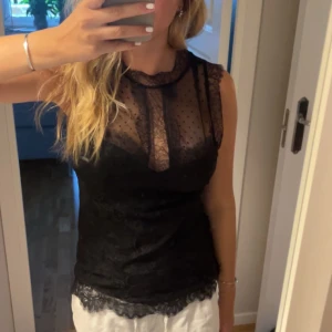 svart blus  - så fin💕💕 använd en gång 