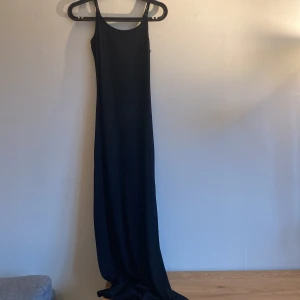 Lång klänning  - En lång klänning som köptes från urban ourfiters för 600kr då säljer jag för 300kr för den passar inte riktigt mig bara testad på men säljer billigt priset kan diskuteras också🩷