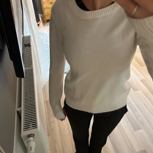 Vit stickad tröja  - Säljer denna vita stickade tröjan ifrån vila då den inte kommer till användning längre.  Hör gärna av dig vid frågor