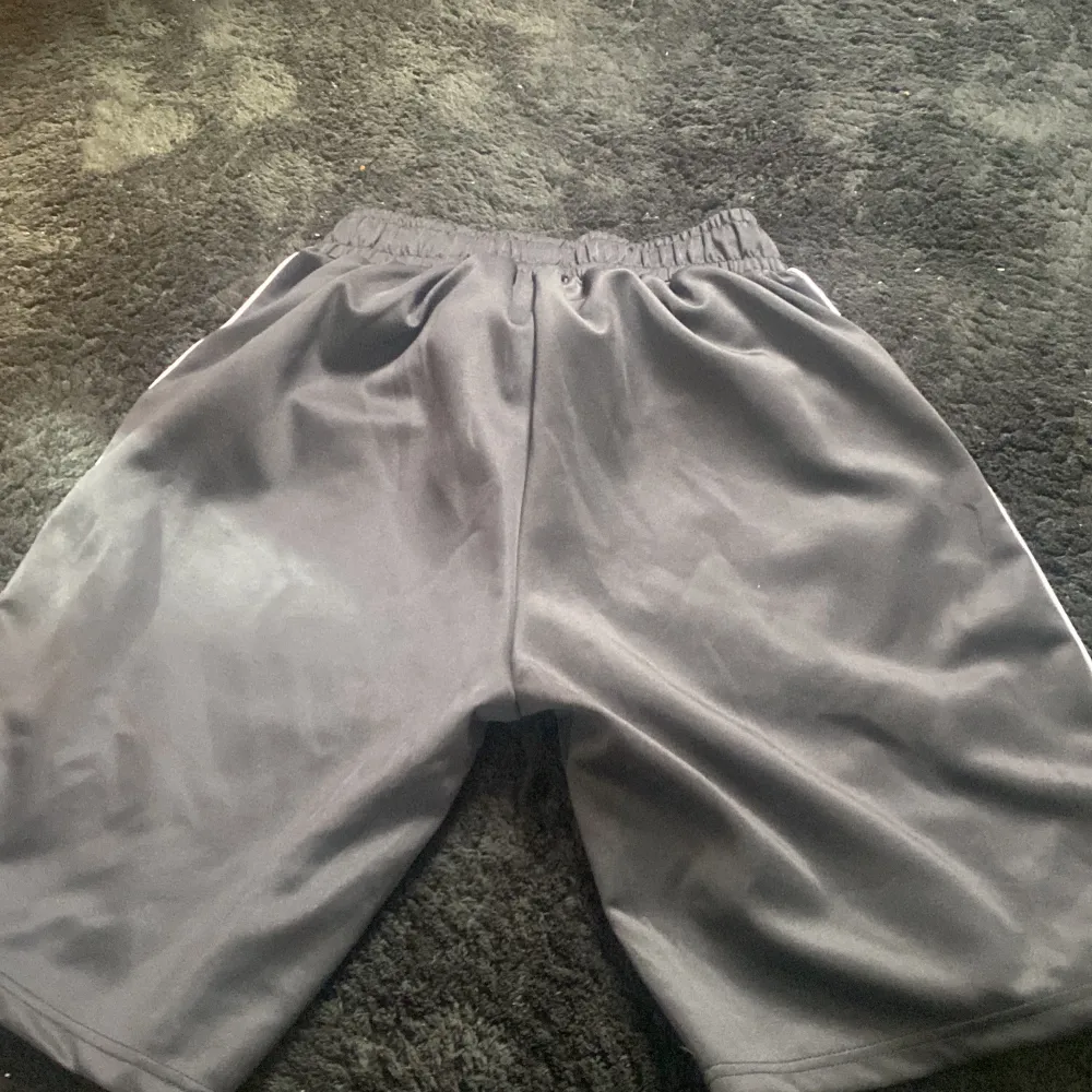 Oanvända Palm angels shorts som är oanvänd nästan. Storlek M. Shorts.