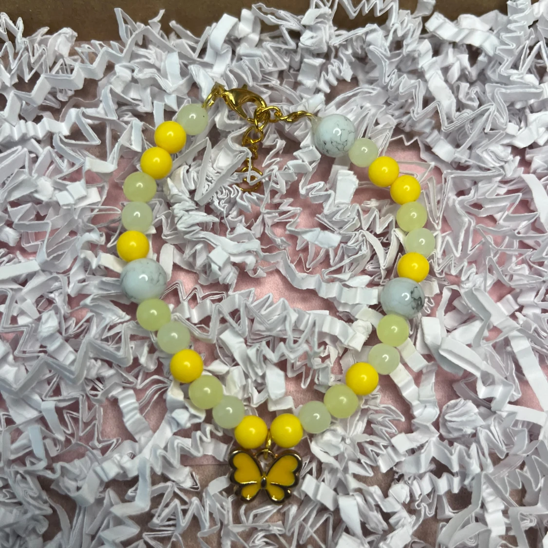 Gult armband med berlock