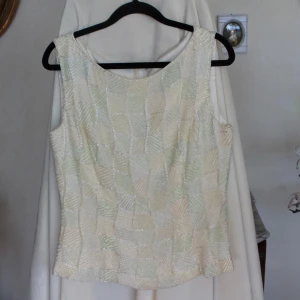 Sidenblus S - Fantastisk sidenblus med handgjord strass. Storlek S. Använt få gånger och är i mycket gott skick. 