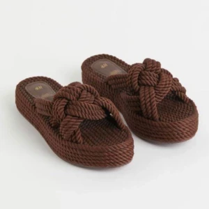 Somriga sandaler - Så snygga sandaler som passar perfekt nu i sommar! Så fina när man är brun! Knappt använda