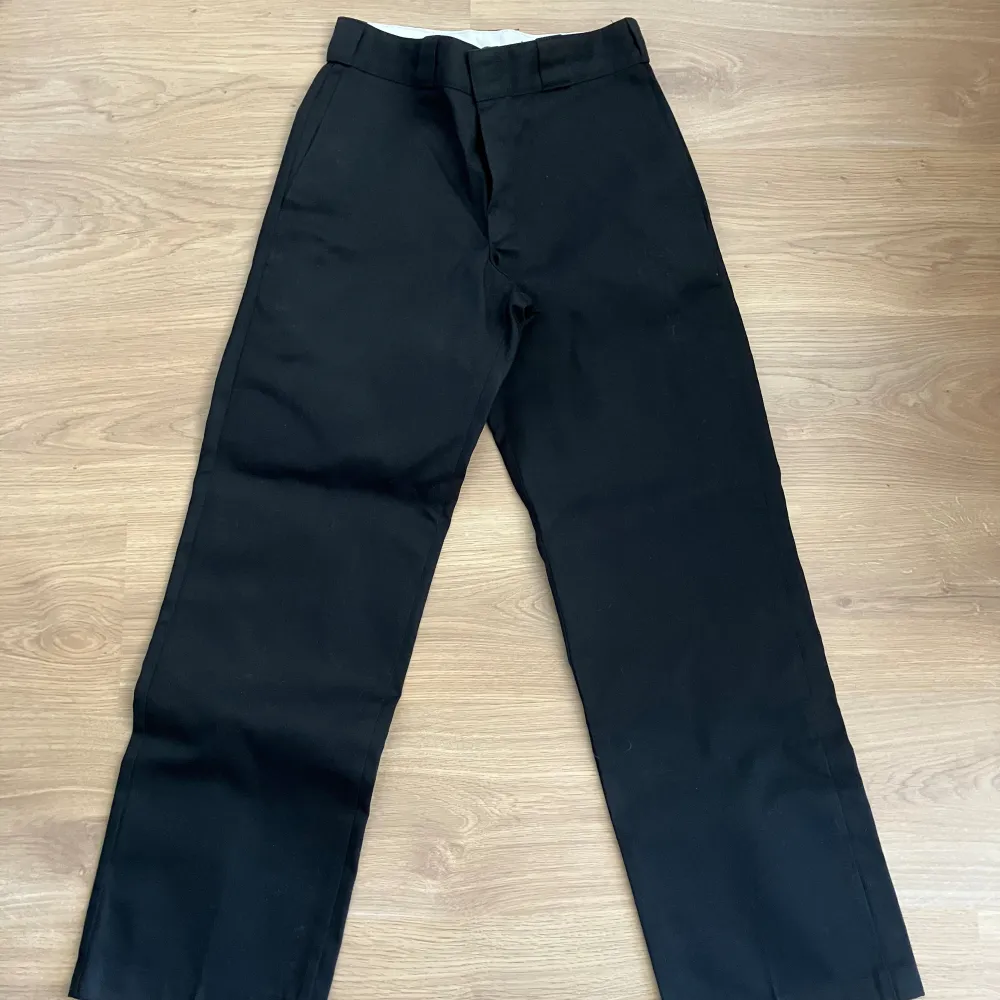 Säljer svarta Dickies i storlek 29x30.. Jeans & Byxor.