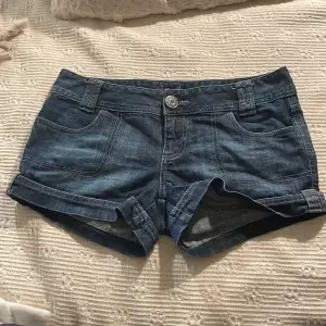 Säljer dessa jätte snygga lågmidjade guess shorts då dem inte kommer till användning. Endast använd ett fåtal gånger💕