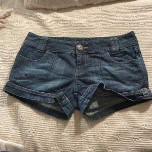 Lågmidjade guess shorts  - Säljer dessa jätte snygga lågmidjade guess shorts då dem inte kommer till användning. Endast använd ett fåtal gånger💕