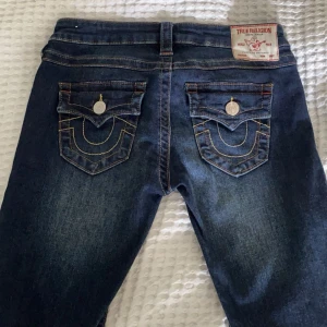 True religion jeans💕 - Ett par jätte fina Low Rised Flare True religion jeans i storlek 25 med färgen mörk blå💕🤍