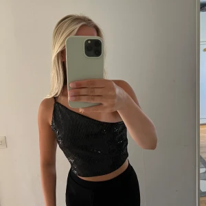 Hm topp  - Snygg topp från hm i storlek small, helt oanvänd och endast testad.