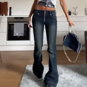 Weekday jeans med dragkedja  - Jättesnygga jeans från weekday med dragkedja!! Helt slutsålda på hemsidan💕