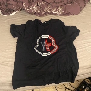 Monclear t shirt  - En simpel svart t shirt 