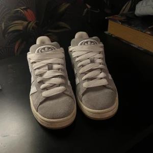 Adidas campus - Säljer dessa Adidas campus då de inte kommit till användning som jag velat. De är supersköna bara använt mina svarta mer! De är i mycket bra skick, har använt ett par gånger men ser superfina ut. Nypris 1499kr