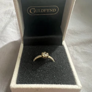 Ring 18K Guld - Säljer en helt ny ring som inte har används  ifrån guldfynd, Ringen är i 18k Guld med kubisk zirkonia stenar Ringen är i storlek 16,5  Nypris 2798