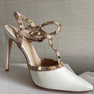 Klackskor med nitar  - Säljer dessa klackskor från bubbleroom. Aldrig använda. Vita med nude färgade band. Storlek 41, normala i storleken🫶🏽