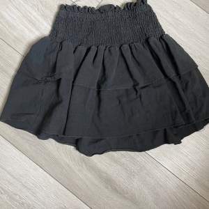 Säljer denna superfina volang kjolen från Shein!💓💓jag älskar den men har börjat bli för liten! Priset kan diskuteras!