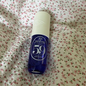 Body mist  - Hej säljer även denna  Då jag verkligen inte hittar någon utav mina perfymer som passar till den  Ett spontanköp köpte för 300 kr  Liten mörkare söt doft som är väldigt god och varm 
