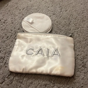 Caia necessär  - Necessär, sminkborttagningspads och scrunchie från Caia