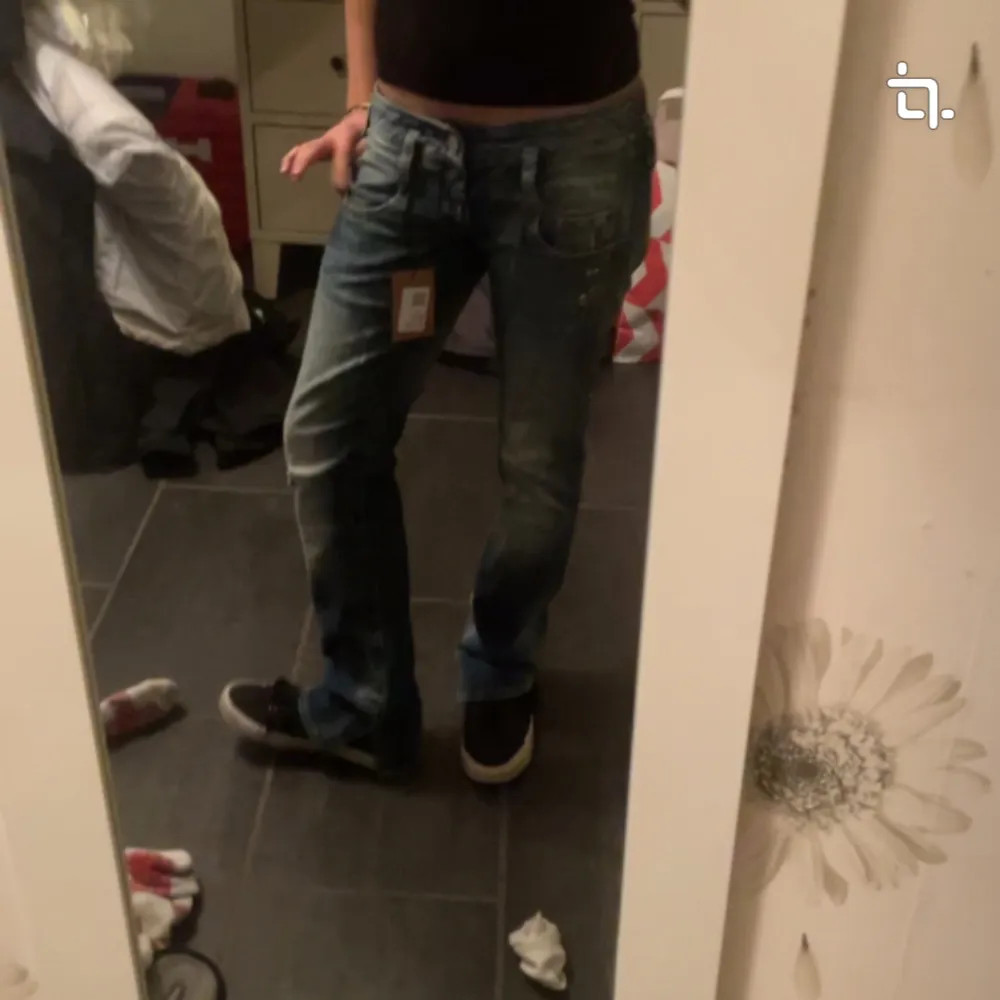 Säljer ett par jeans som har skit snygga detaljer o coola fickor. Är ca 159 och sitter bra i längden. De är väldigt low waist vilket är skit snyggt. Säljer eftersom att jag ska köpa mig ett par andra. Pris kan diskuteras ❤️. Jeans & Byxor.