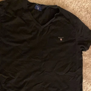Gant tshirt - En svart vringad gant T-shirt i bra skick. Storlek L