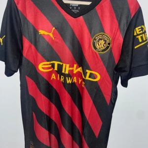 Jersey - Manchester City-tröja med Haalands namn och nummer 9. Bli en del av laget – på och utanför planen!