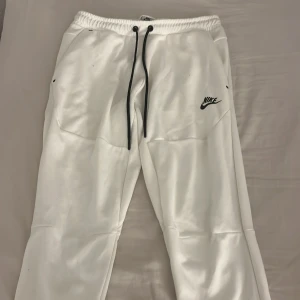 Nike tech mjukis  - Nike tech mjukis vita storlek s finns även en kofta man kan köpa till 