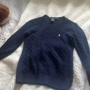 En fin tröja från Ralph lauren  - Aldrig andvänd så väldig bra skick.