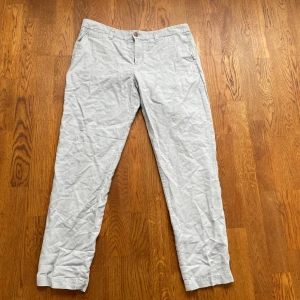 Ljusblå linnebyxor  - Ljusblå linnebyxor i storlek M/L. Jag har aldrig använt dem men de är köpta secomdhand.