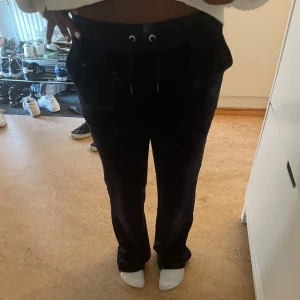 Lågmidjade Juicy Couture byxor  - Fina Juicy byxor som inte kommer till användning längre. De är i fint skick men saknar metallbitarna på snöret💕
