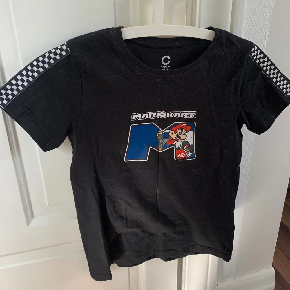 Topp med mario kart motiv, passar XXS- en liten S!  Från barnavdelningen. T-shirts.