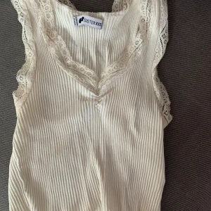 Vitt spetslinne  - Vitt spetslinne i strl XXS (passar xxs-s) 