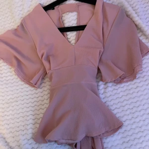 Blus  - Jättefin blus från booho som är i ett fint skick. Man knyter den framifrån😊