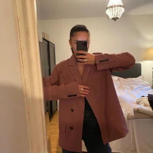 Kavaj från Calvin Klein - Snygg kavaj från Calvin Klein! Knappt använd!