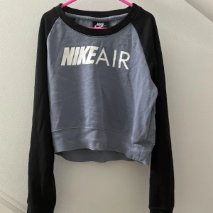 Nike tröja  - Blå/grå/svart kollegetröja i bra skick.