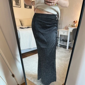 Siden kjol - Såå fin lång siden kjol i svart med en slits! Hör av er ifall ni har frågor!🩷 köpare står för frakt 