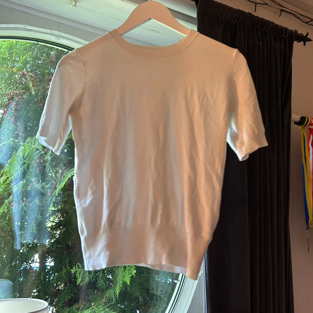Säljer en vit t-shirt från zara som är använd men i bra skick. Den är lite längre i ärmarna . T-shirts.