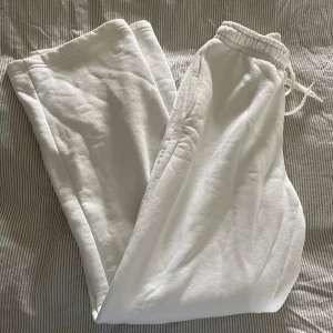 Gina Mjukisbyxor  - Vita mjukisbyxor från Gina, aldrig använda🫶🏼 Säljer då dem är för små på mig💕💕