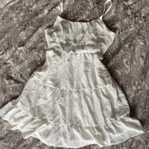 Vit klänning - Jättegullig vit klänning som passar jätte bra till sommarn💕