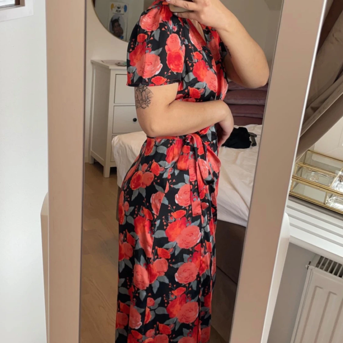 Blommig satin klänning - 90