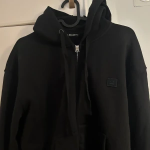 Acne zip hoodie  - Storlek s sitter som M Cond 9/10 Skriv för fler bilder  Pris 1800