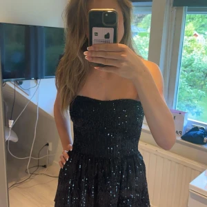 Glittrig klänning  - Säljer nu denna superfina klänningen ifrån Gina Tricot som inte kommit till användning och som har kvar prislapp, den är i barn storlek men passar mig som vanligtvis har xs/s💕