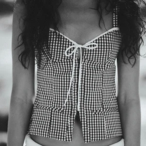 Rutig topp från Zara - Jättefin rutig topp från zara. Endast provad och med prislappen kvar 🙌 