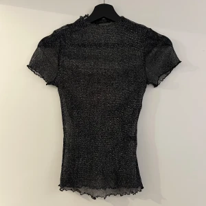 Glittrig meshtopp - Glittrig meshtopp. Bra skick