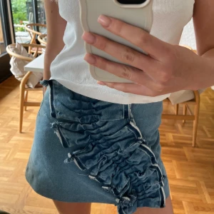 Jeanskjol - Intressekoll!! Säljer endast denna vid högt pris och intresse! Så snygg och unik, passar mig perfekt som har 34/36🩵