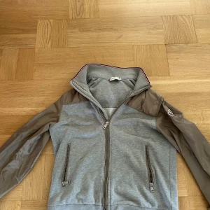 Moncler cardigan - Otroligt fin och sällsynt Moncler cardigan. Köpt förra hösten och ej använt så pass mycket. Inga skador på jackan alls. Ganska liten i passformen. 