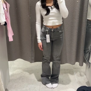 Full lenght flare jeans Gina Tricot  - Säljer dessa jeansen som bara använt ens gång från Gina! Dom blev för långa för mig men kunde inte göra retur pga slängt lapparna till. Skitsnygga jeans!! 😍 