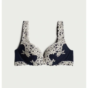 Intimissimi bh - Säljer den populära marinblåa intimissimi bh-n i modellen Superpushup-behå Gioia pretty flowers i storlek 75B. Använd en gång därför ingen prislapp kvar men är helt som ny. Säljer pågrund av fel storlek.