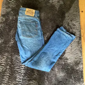 Tjena säljer mina riktigt feta replay jeans strl 29/32 Modell Rocco slim fit Nypris 1200 mitt pris 400 och skick 9/10