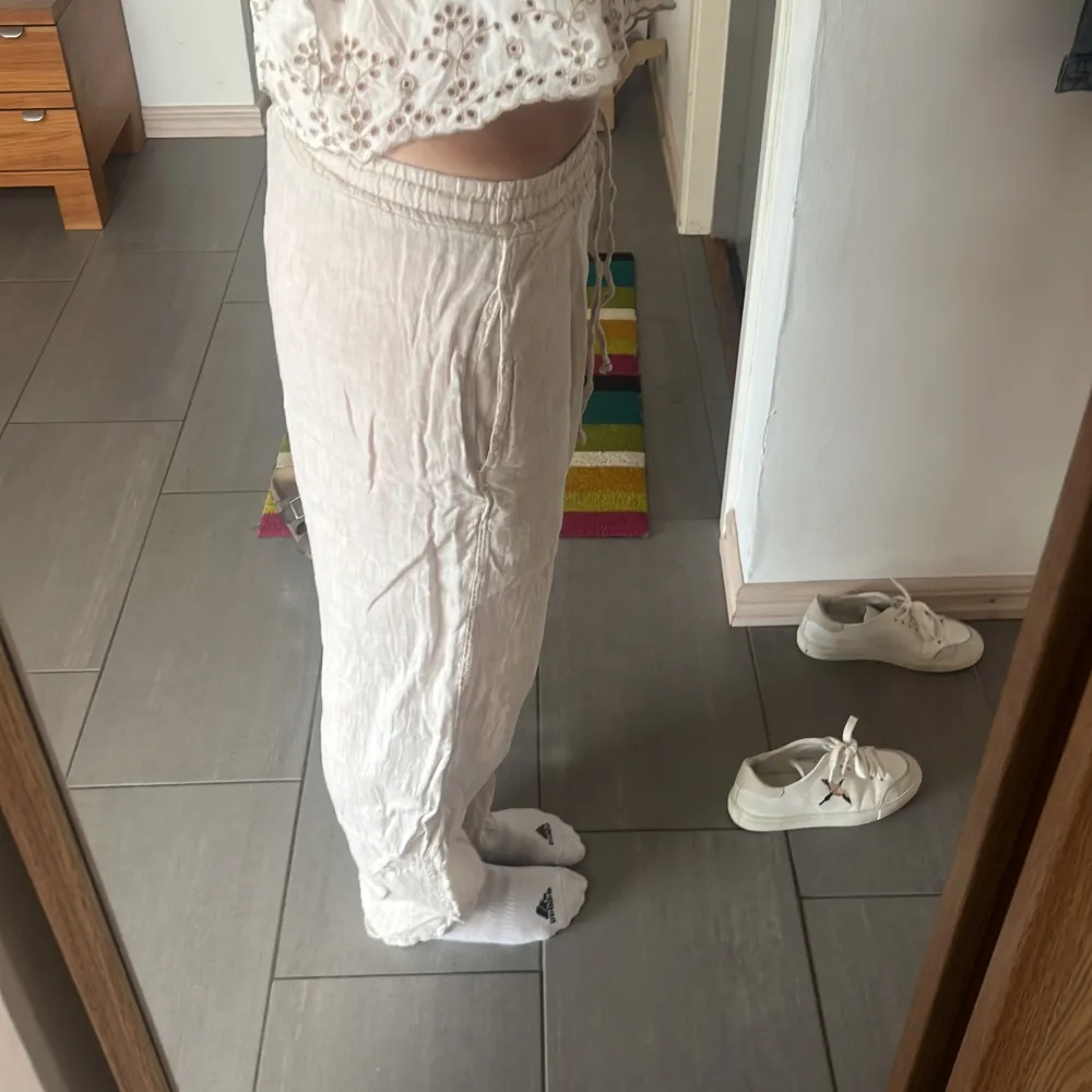 Här är ett par beiga linnebyxor från Zalando i bra skick!! Passar mig bra som är 168. . Jeans & Byxor.