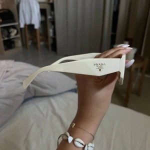 Prada solglasögon  - Hej! Säljer dessa fina som jag aldrig använt. 😊